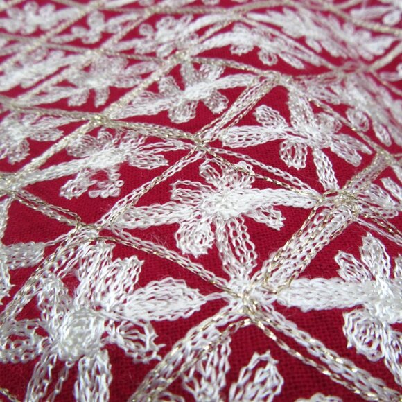 Vintage wine red tablecloth & 4 napkins with white and metallic gold embroidery - Picture 4 of 9